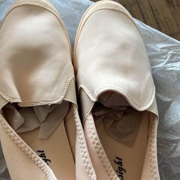 NWT Women's Lightweight Beige Slip on Shoes - Picture 2 of 4